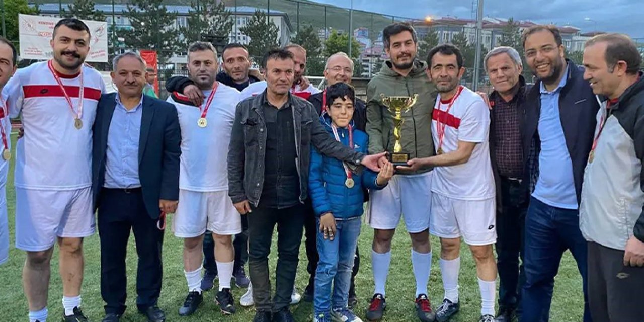 Kurumlar arası futbol müsabakası şampiyonu Bayburt İl Sağlık Müdürlüğü oldu