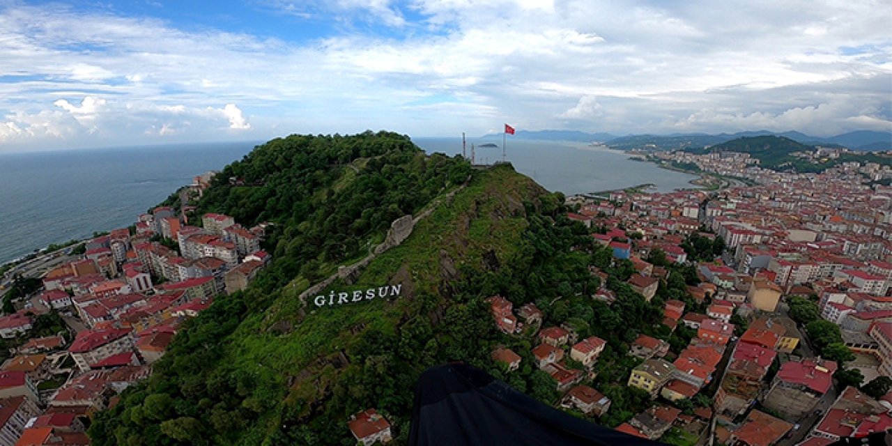 Giresun'da paraşütçüler 111 metre yüksekten atlayış yaptı