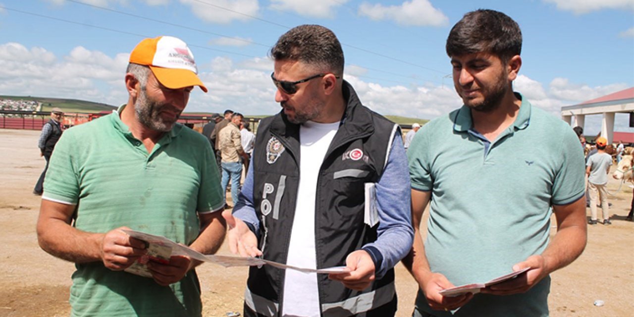 Bayburt'ta polisten kurban satıcı ve alıcılarına sahte para uyarısı