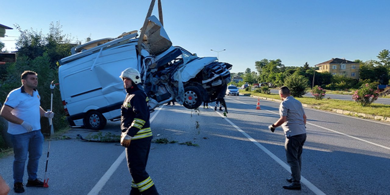 Samsun'da araç yoldan çıkıp direğe çarptı! 2 ölü,1 yaralı