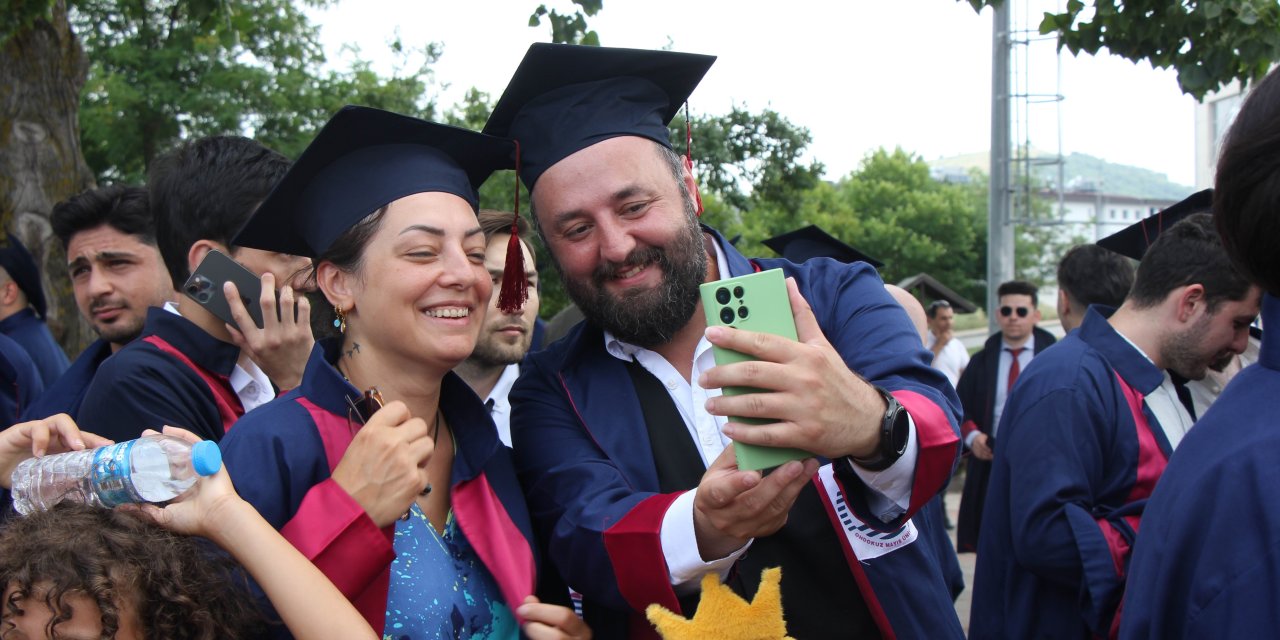 Abla-kardeş aynı fakülteden birlikte mezun oldu