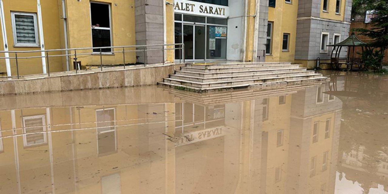 Artvin'de sağanak hayatı olumsuz etkiledi