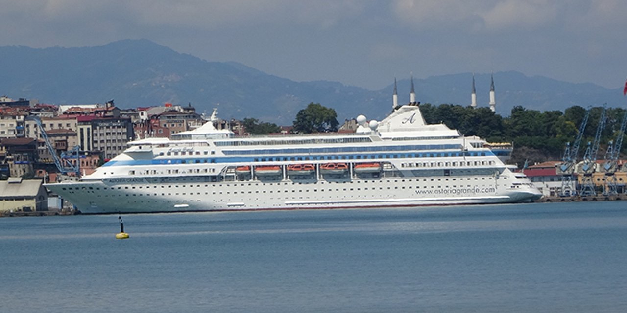 Kruvaziyer gemisi Trabzon Limanını mesken tuttu