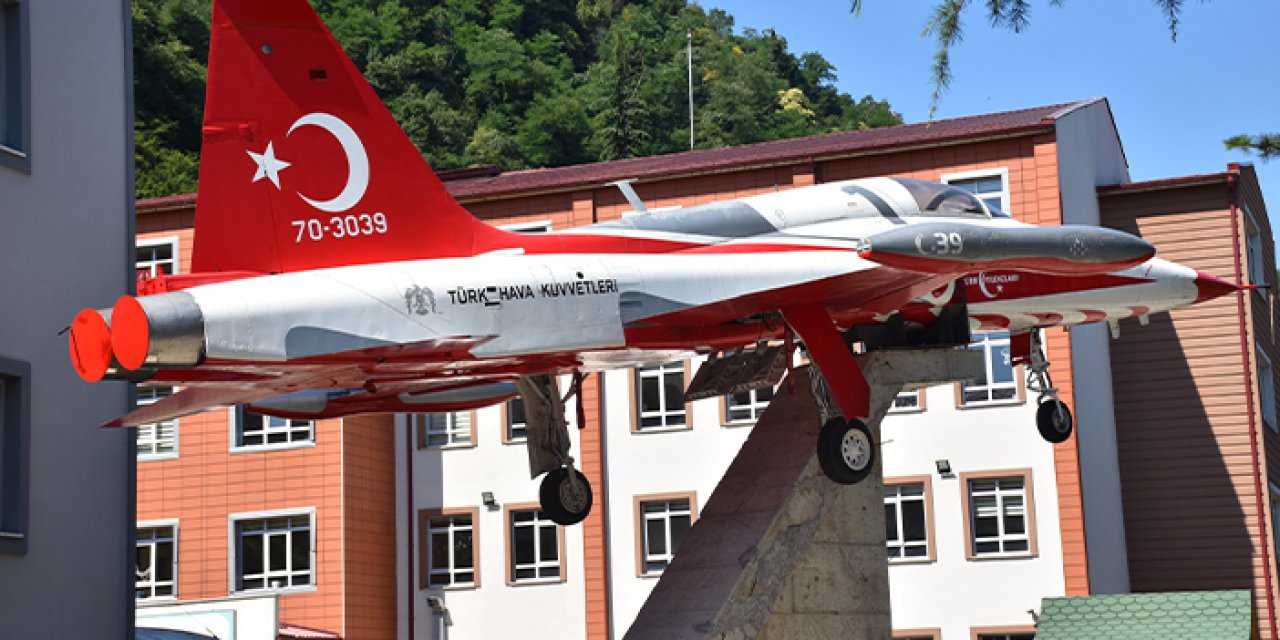 Türk Yıldızları'nın gösteri uçağı Trabzon'daki öğrencilerin eğitiminde kullanılacak