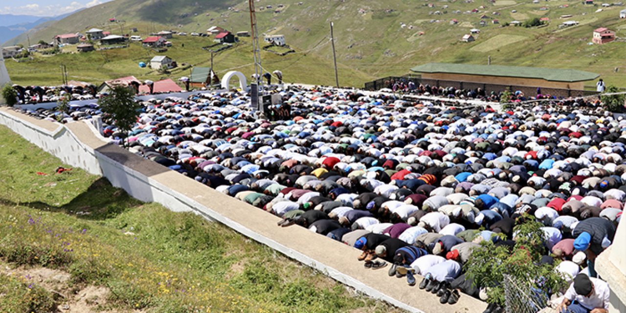 Kadırga Yaylası'ndaki üstü açık camide cuma namazı geleneği devam ediyor