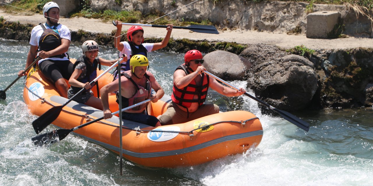 Rize'de dansçıların rafting heyecanı