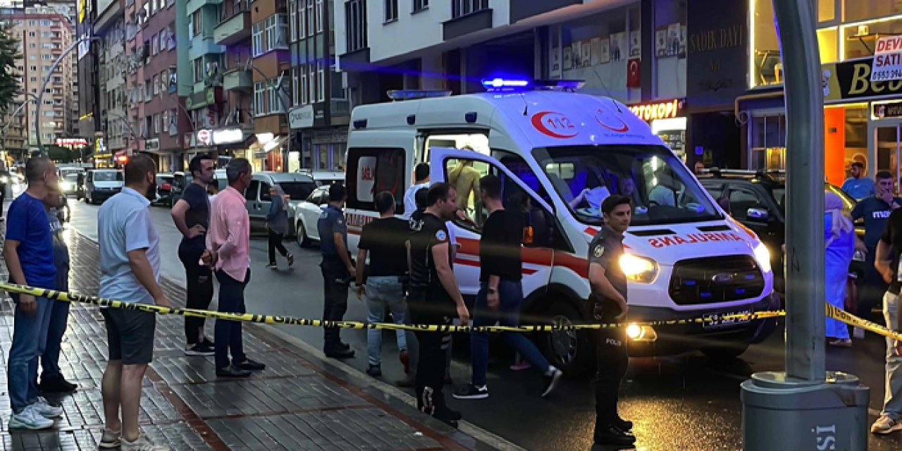 Rize'de cadde ortasında bıçaklı kavga! 1 ölü 2 yaralı