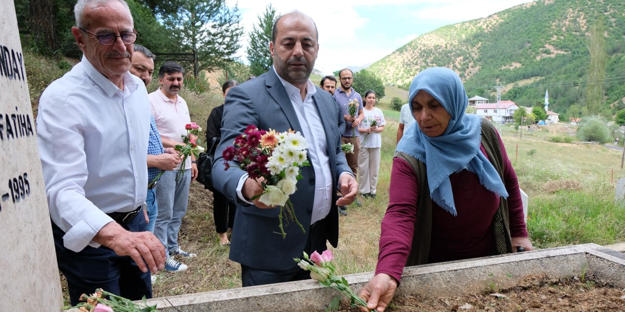 Öldürülen Baro Başkanı mezarı başında anıldı.