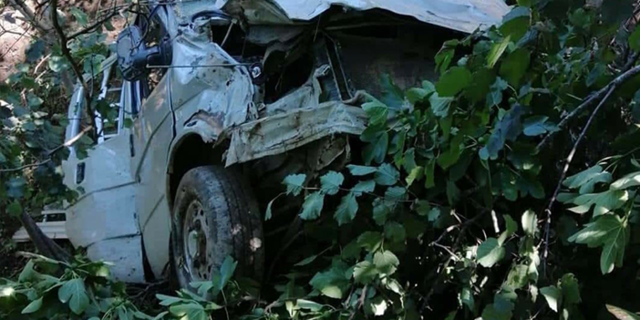 Giresun'da kamyonet şarampole yuvarlandı! Ölü ve yaralılar var