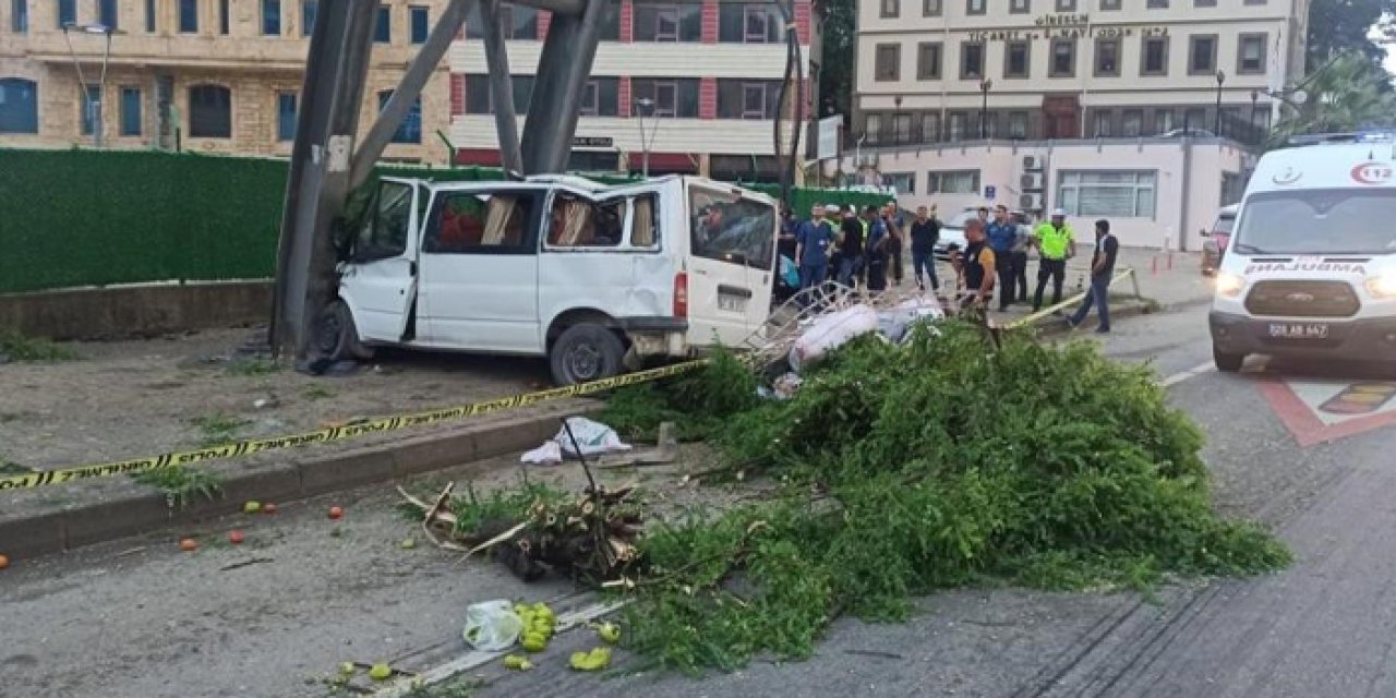 Giresun'da fındık işçilerini taşıyan minibüs kaza yaptı! 1 ölü, 13 yaralı