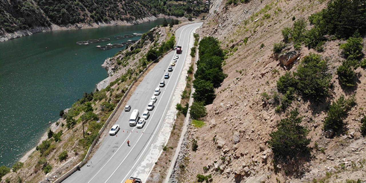 Gümüşhane'de yol kenarındaki oldukça riskli devasa kayalara dağcılar müdahale ediyor