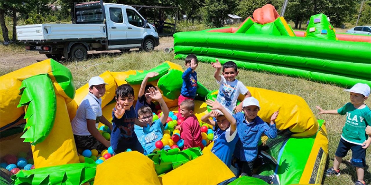 Artvin'de yayladaki çocuklar unutulmadı! Doyasıya eğlendiler