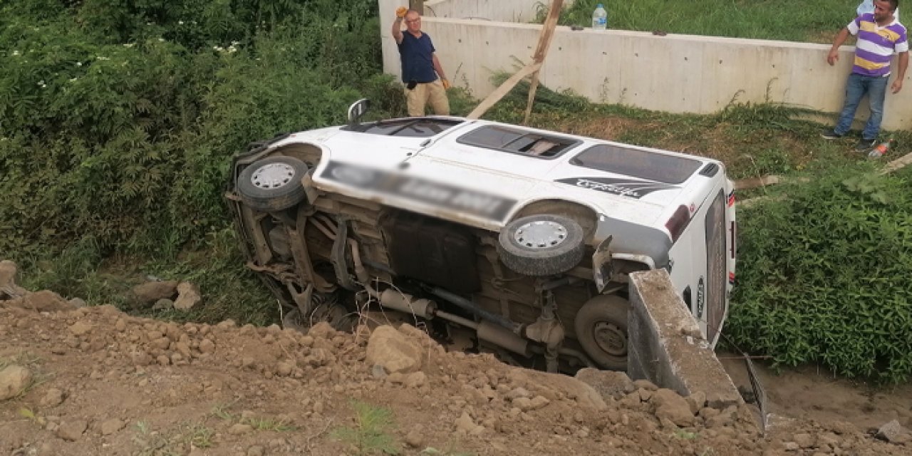 Samsun'da fındık işçilerini taşıyan minibüs şarampole yuvarlandı! 13 yaralı