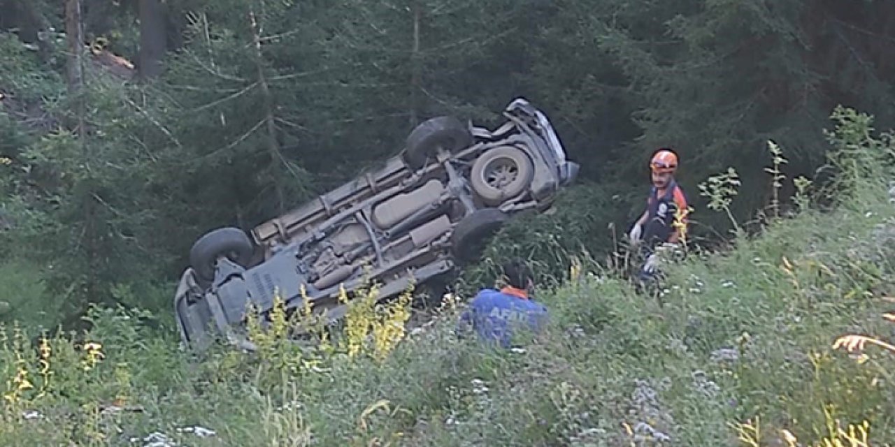 Artvin'de yamaçtan yuvarlanan ağaç kamyonete çarptı! 1 ölü, 1 yaralı