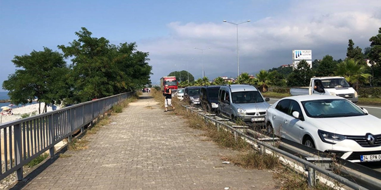 Rize'de denize girenlerin yol kenarına park ettiği araçlarına kesilen cezalar tepki çekti