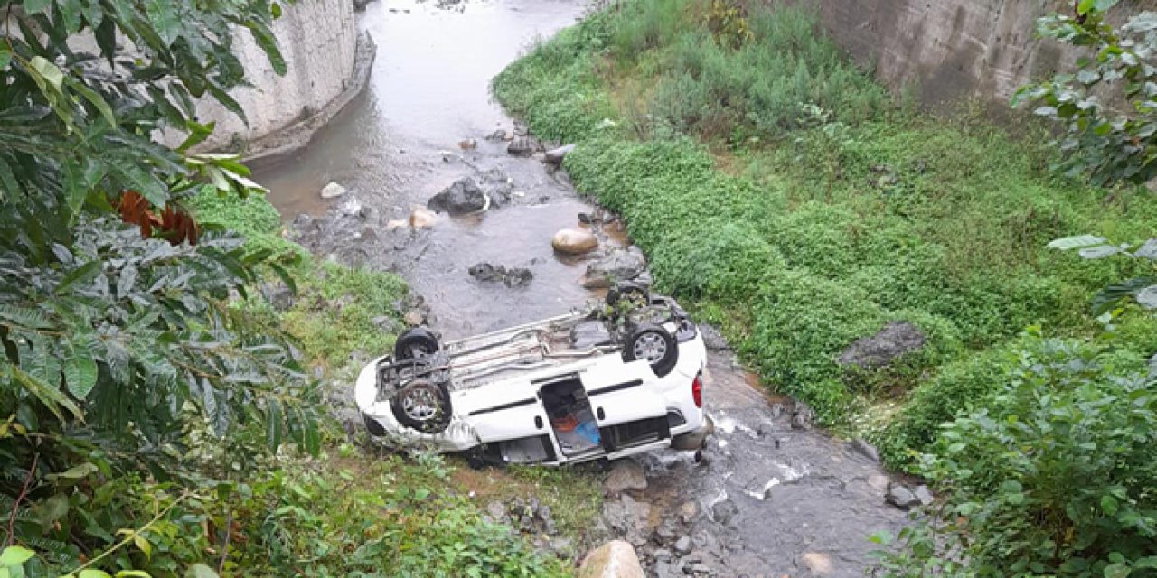 Rize'de araç dereye yuvarlandı! 2 kişi yaralandı