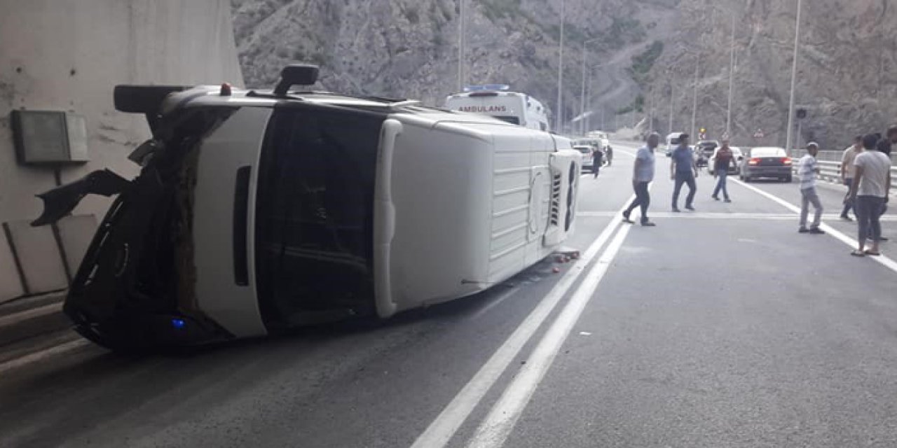 Artvin'de minibüs devrildi! 11 yaralı