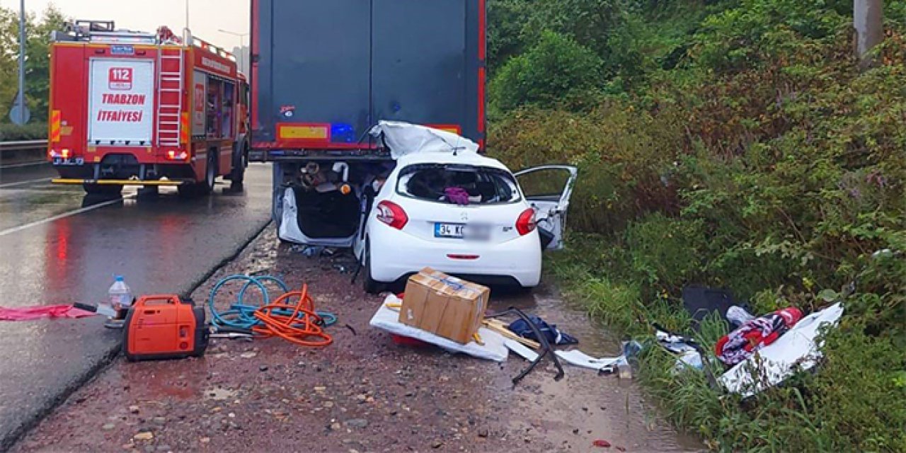 Trabzon'da feci kaza! Park halindeki tıra çarptı! 2 ölü