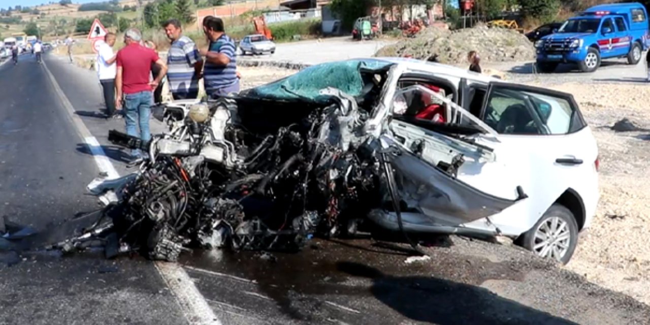 Samsun'da iki otomobil çarpıştı, 1 kişi öldü, 7 kişi yaralandı.