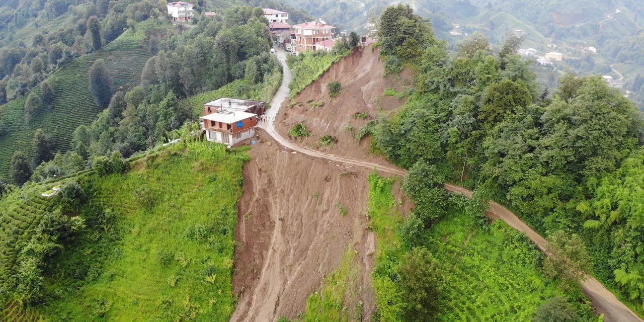 Rize'deki heyelan havadan görüntülendi! 11 ev boşaltılmıştı