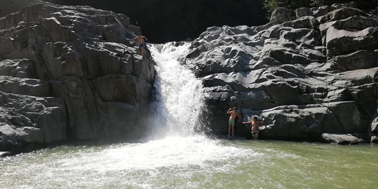 Rize'de sıcaktan bunalanlar soluğu Katarahte Şelalesi'nde alıyor