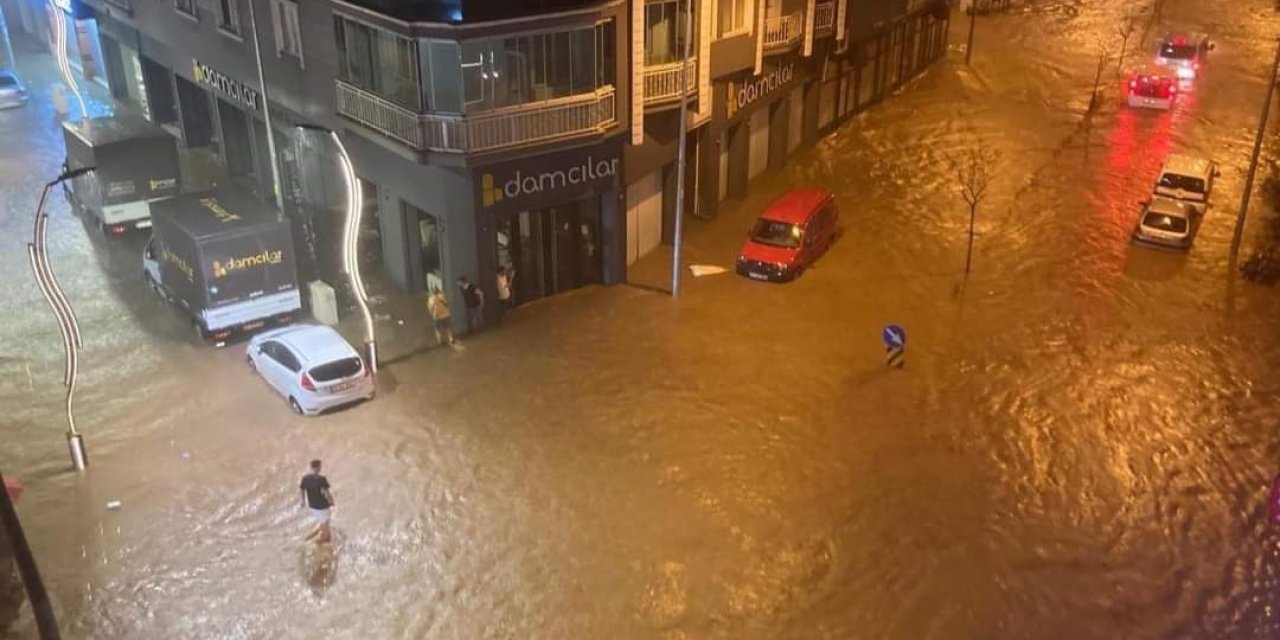 Sağanak sonrası sahil yolu kapandı! Trabzon'a gelecekler zor anlar yaşadı