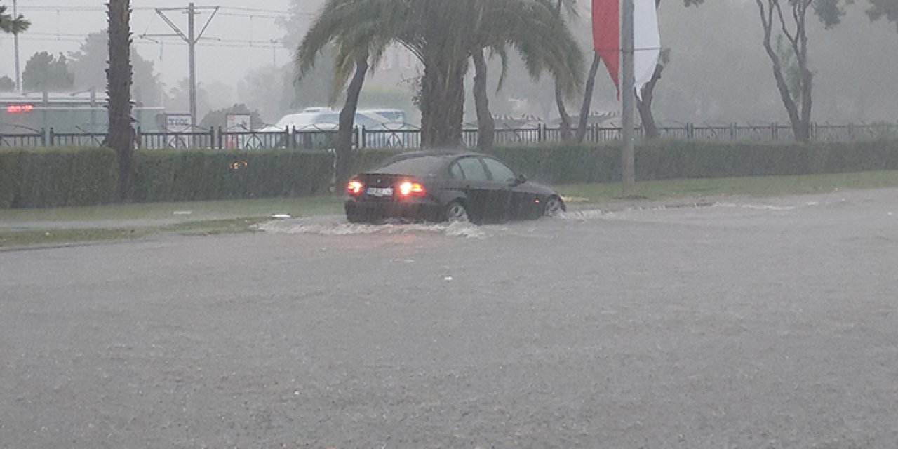 Samsun'da sağanak sele dönüştü! Yollar çöktü, araçlar mahsur kaldı