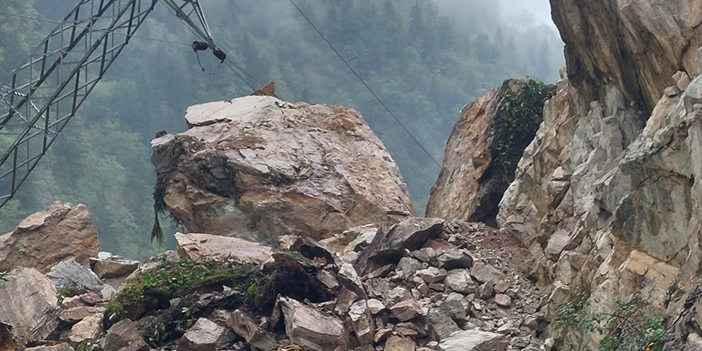 Giresun’da heyelan yolu ulaşıma kapattı