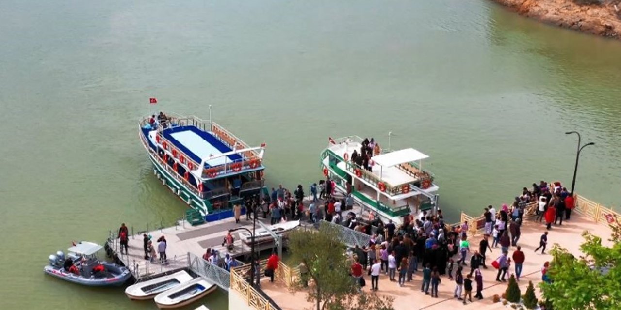 Artvin’de baraj gölünde yapılan turlar hayvanat bahçesi turlarını aratmıyor