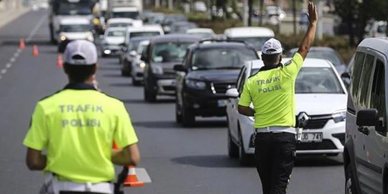 Polis çevirmelerinde yeni dönem! Bunu yapanlar ehliyet taşımak zorunda değil