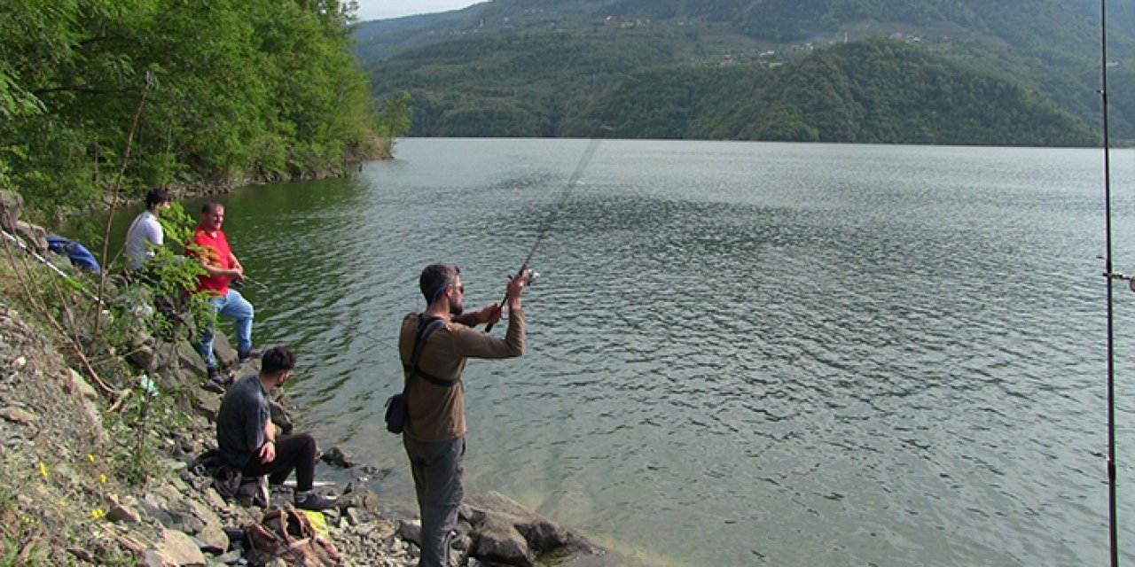 Artvin'de balık kafesleri yırtıldı! Oltasını alan oraya koştu