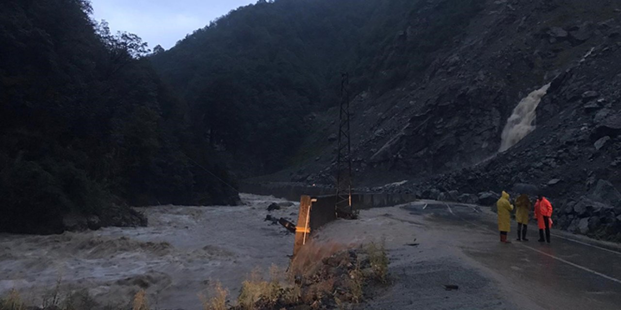 Artvin’de dereler taştı, köy yolları ulaşıma kapandı