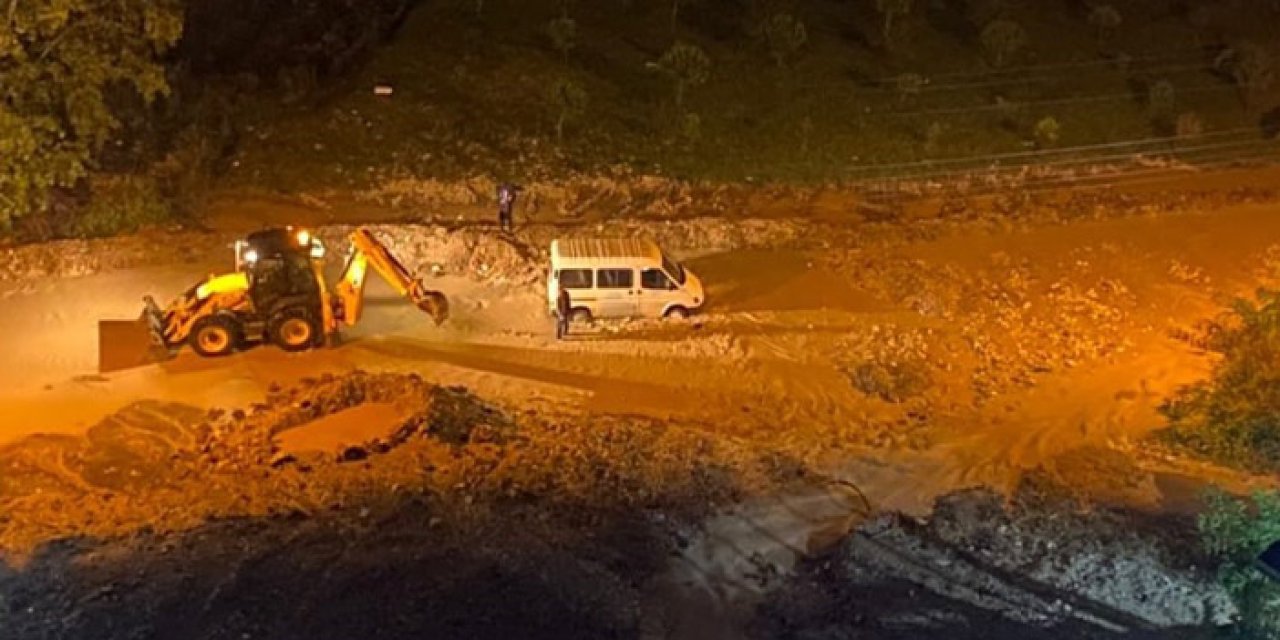 Karadeniz ilini sağanak vurdu! Yollar göle döndü