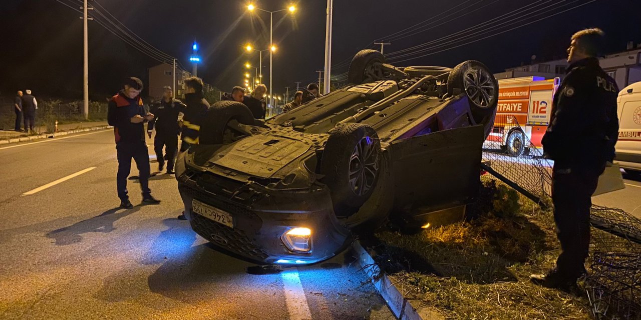 Köpeğe çarpmamak manevra yaptı! Devrilen otomobildeki 3 kişi yaralandı