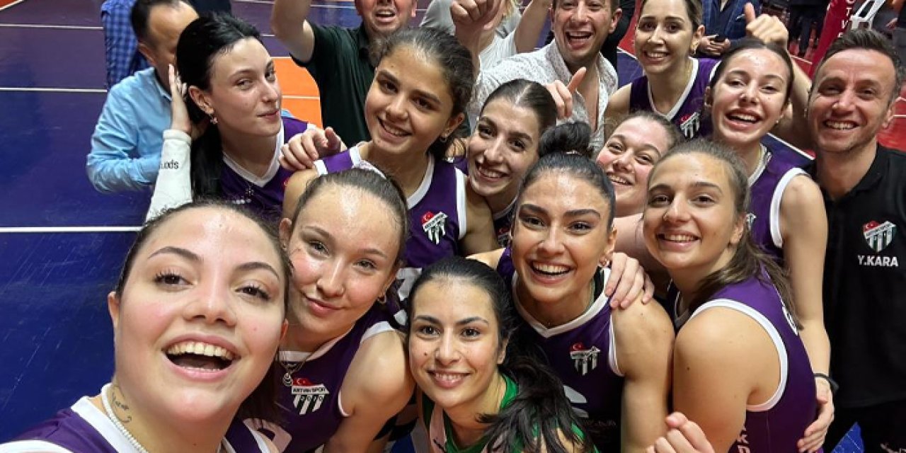 Artvinspor Kadın Voleybol Takımı deplasmanda Ordu'yu yendi