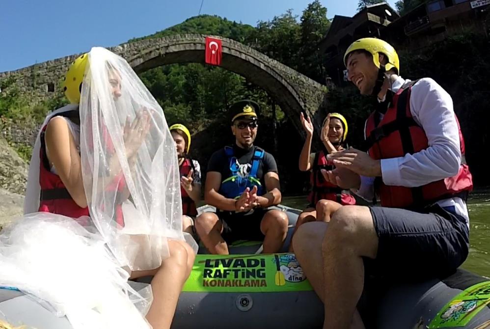 Raftingciler rafting botunda nikah kıydılar