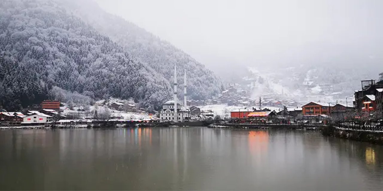 Uzungöl kar ile buluştu! Göl çevresi beyaza büründü