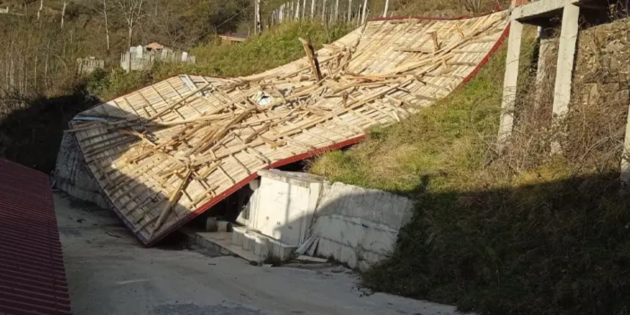 Ordu'da şiddetli rüzgar etkili oluyor: Caminin çatısı uçtu