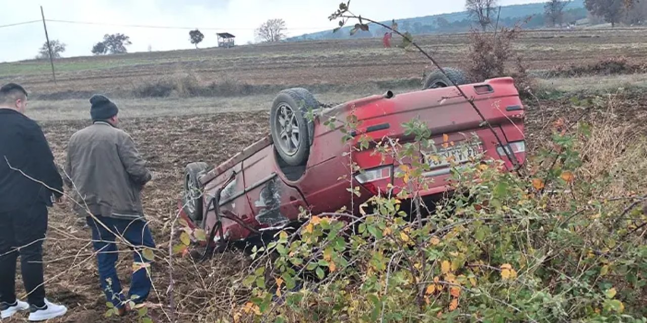 Sürücü direksiyon hakimiyetini kaybetti! Tarlaya yuvarlandılar