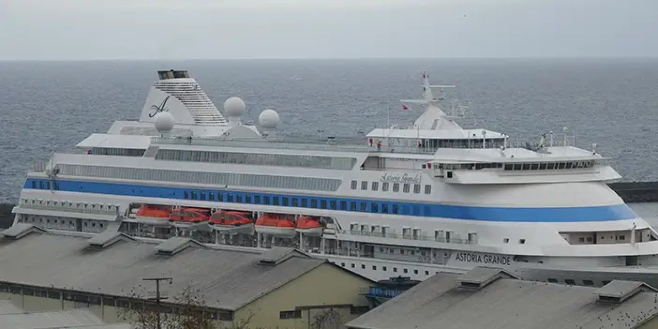 Rus turistleri taşıyan gemi Trabzon'a demirledi!