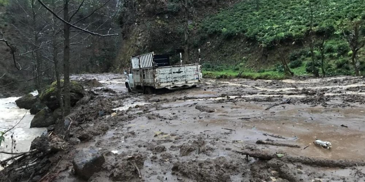 Rize'de sağanak sel ve heyelana yol açtı, yollar kapandı