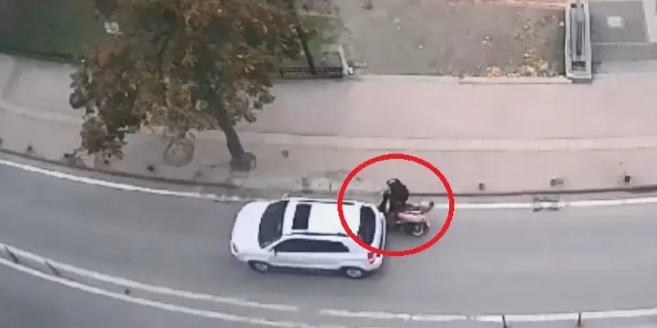 Yolda aniden durup geri geri geldi! Motosikletlinin hayat kurtaran refleksi kamerada