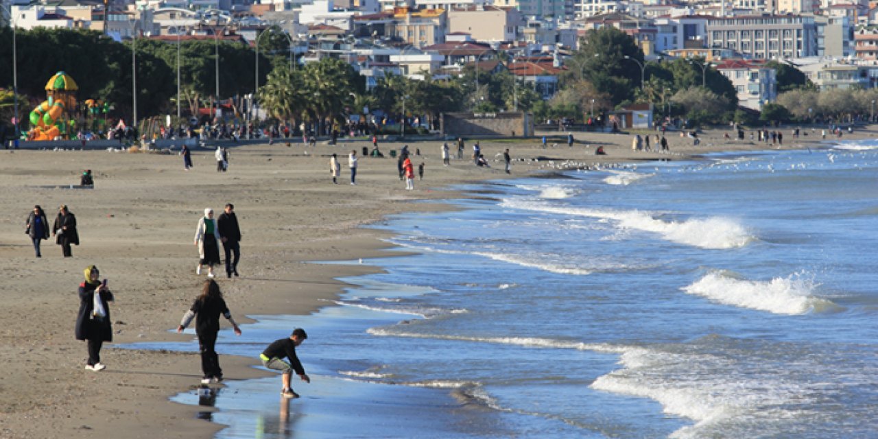 Samsun'da güneşli hava! Vatandaşlar sahile döküldü