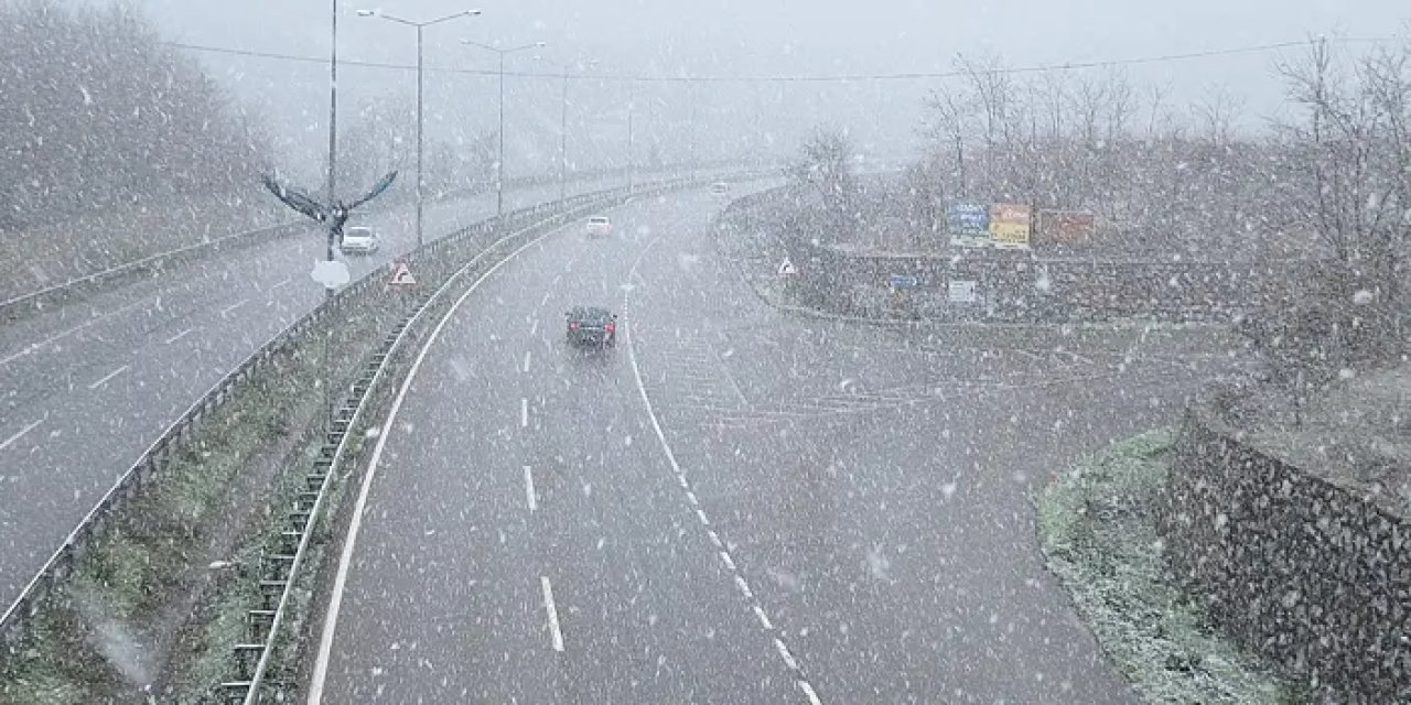 Samsun'da kar yağışı etkili oldu: Kayganlaşan yolda hasarlı kaza