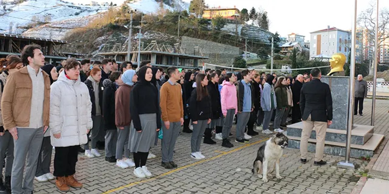 Trabzon'daki okullarda şehitler için saygı duruşu