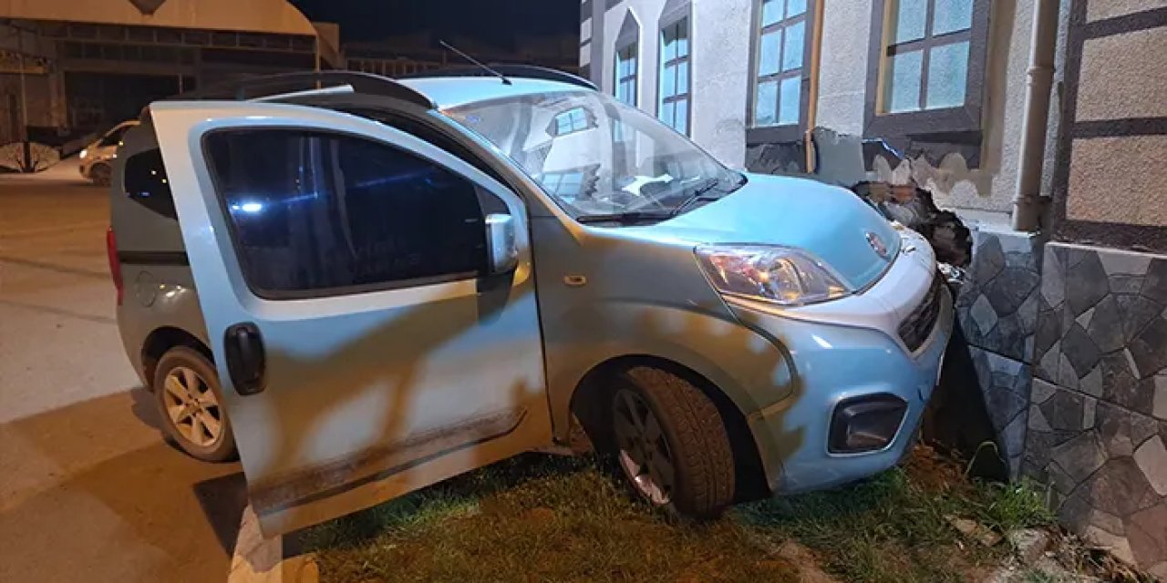 Araç elektrik trafosunun duvarına çarptı! 1 yaralı