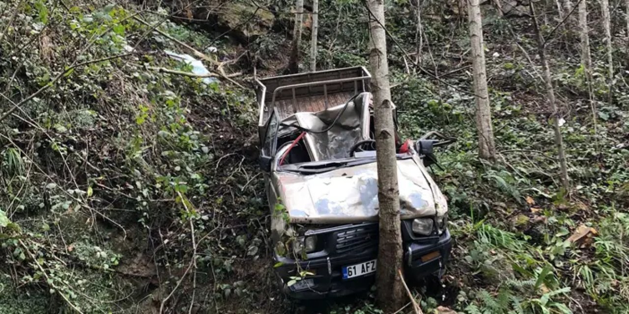 Trabzon’da araç şarampole yuvarlandı! Ekipler seferber oldu