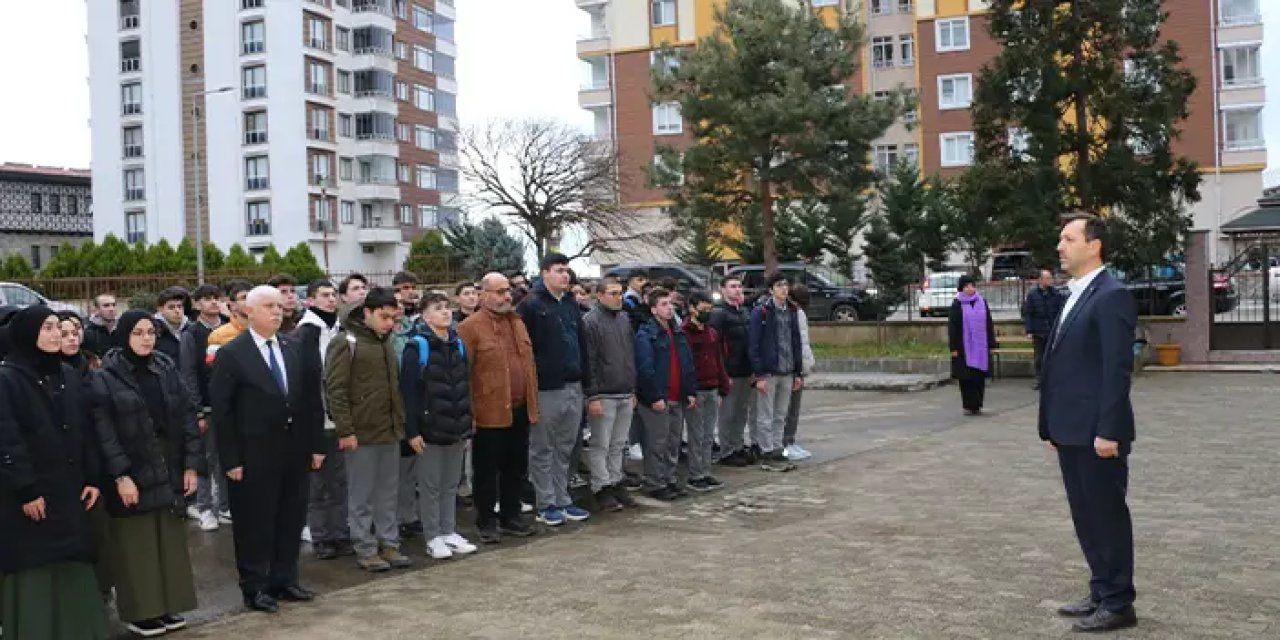 Trabzon'da depremzedeler için saygı duruşunda bulunuldu