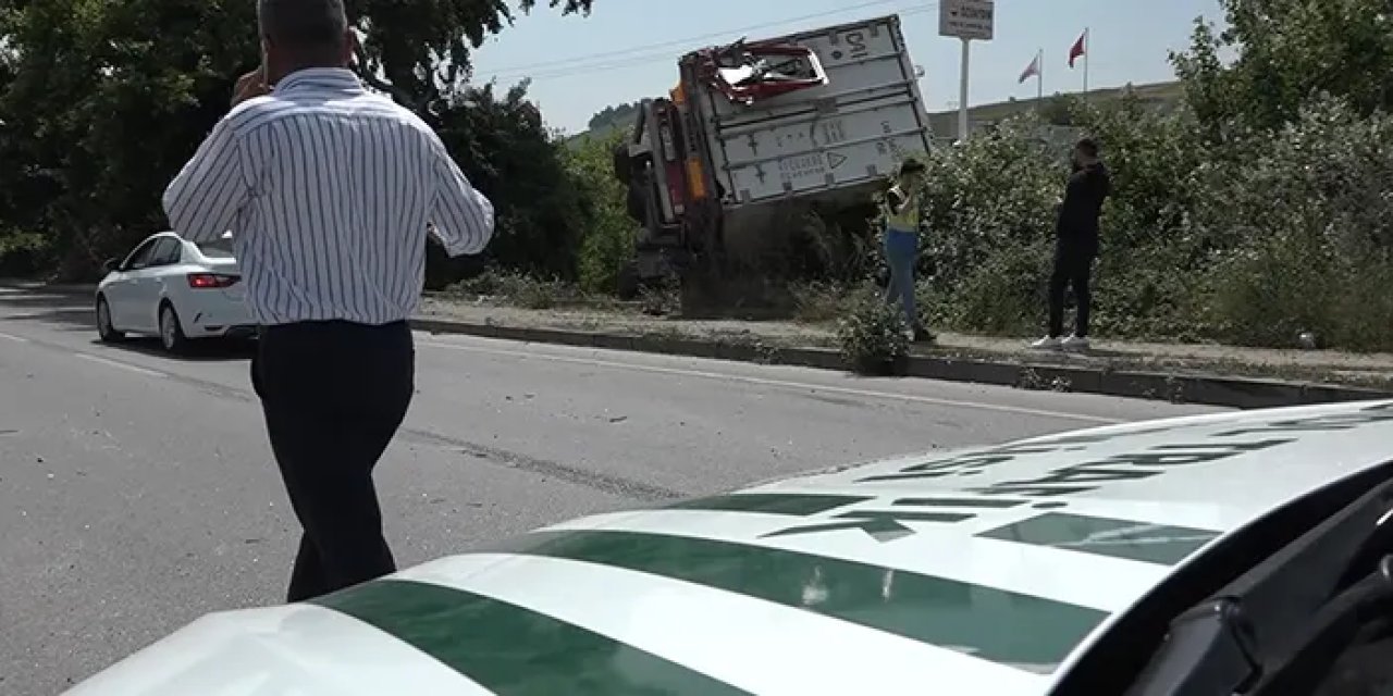Bursa'da kamyon çarpışan tır şarampole uçtu! 1 yaralı