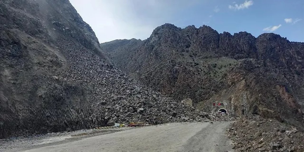 Artvin-Erzurum karayolunda heyelan! Ulaşıma kapandı